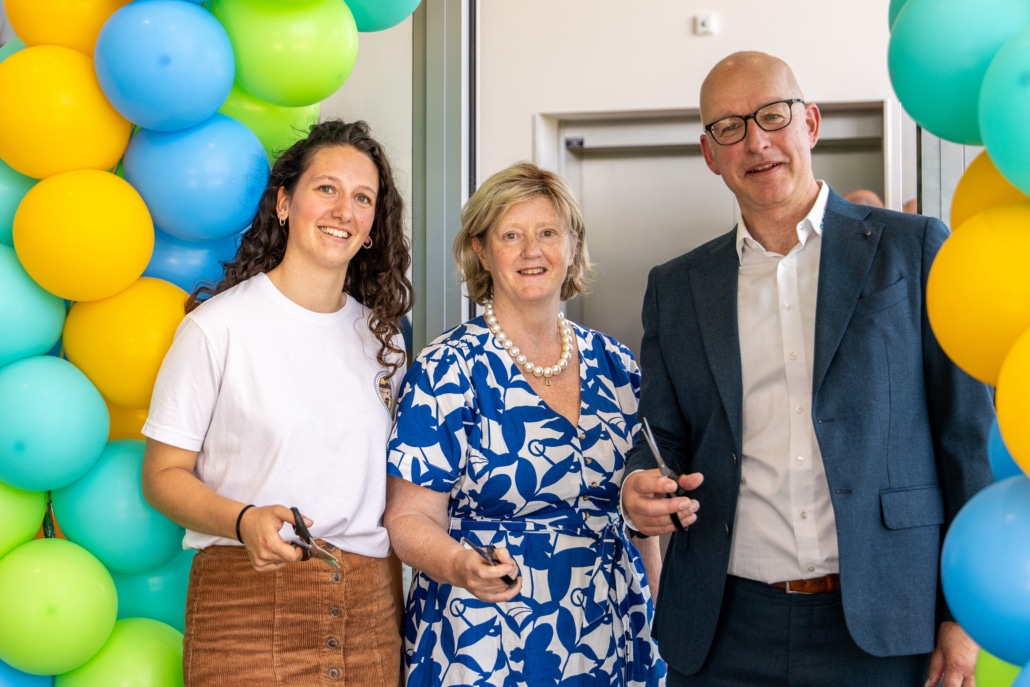 Foto van de jongste medewerker van Metrohm, wethouder Antoinette Laan en Timoer Frelink, CEO Metrohm Applikon
