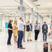 Foto van een groep die een rondleiding krijgen door het nieuwe gebouw van Metrohm