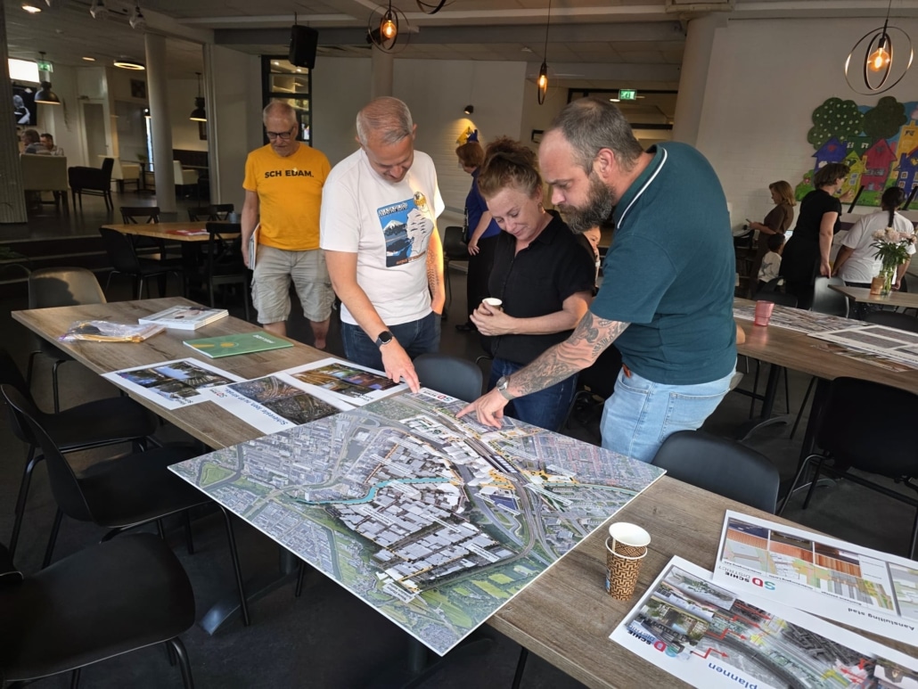 Met bewoners in gesprek over de plattegrond van SchieDistrict.