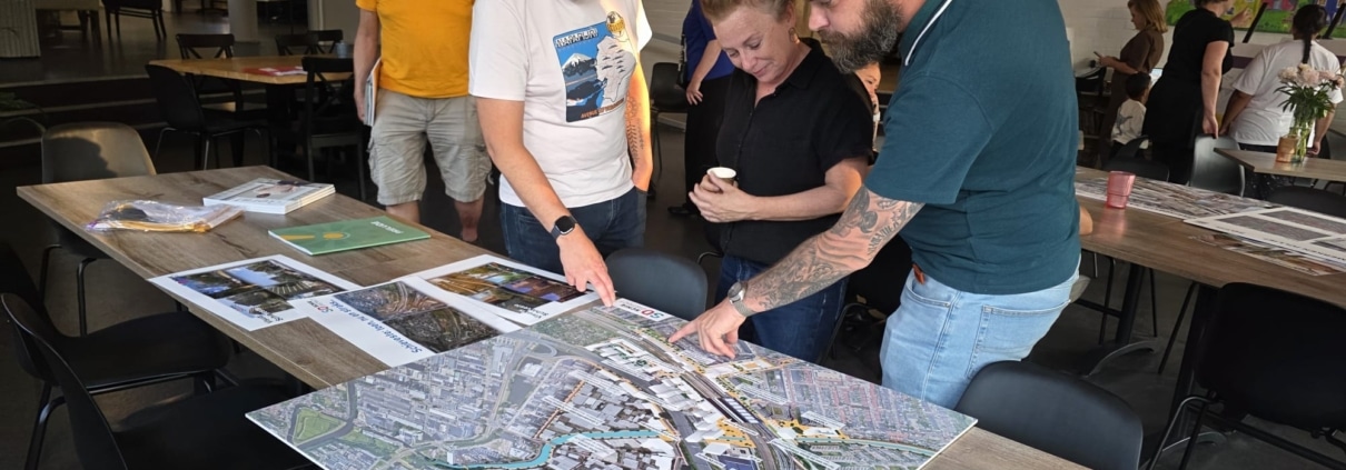 in gesprek met bewoners over de plattegrond van SchieDistrict.