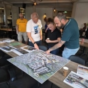 in gesprek met bewoners over de plattegrond van SchieDistrict.