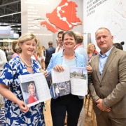 Wethouder Antoinette Laan en directeur Lydia Buist-Izelaar nemen de nieuwste editie van het magazine Bouwt en Ontwikkelt in ontvangst
