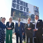 Foto van wethouder Laan (Wonen), demissionair-minister Mona Keijzer (Volkshuisvesting), burgemeester Bergmann, gedeputeerde van provincie Zuid-Holland Anne Koning en ontwikkelaar Marcel Schipper voor bouwbord Schieveste