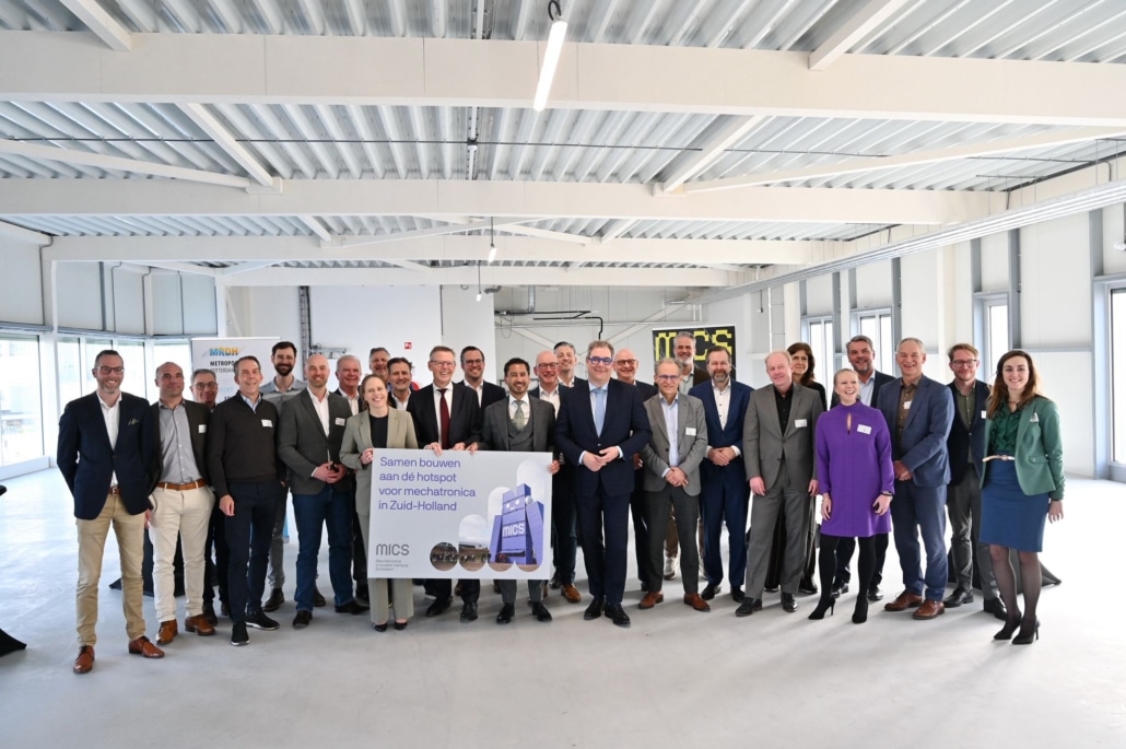 Alle ondertekenaars van samenwerkingsovereenkomst MRDH/MICS op de foto